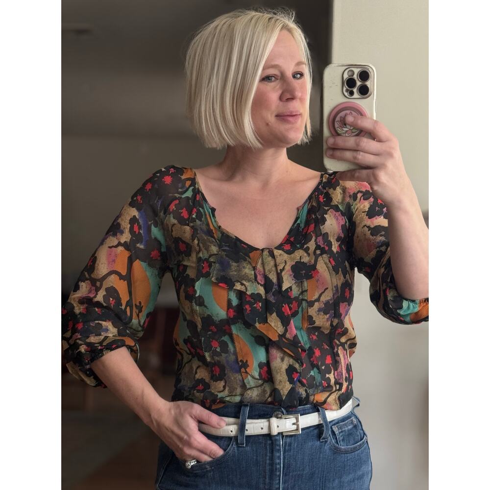 Diane Von Furstenberg Size 4 Super Colorful Silk Blouse! Great pattern shirt